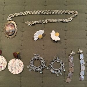 Elegant Mixed Jewelry Set with Floral and Gem Accents